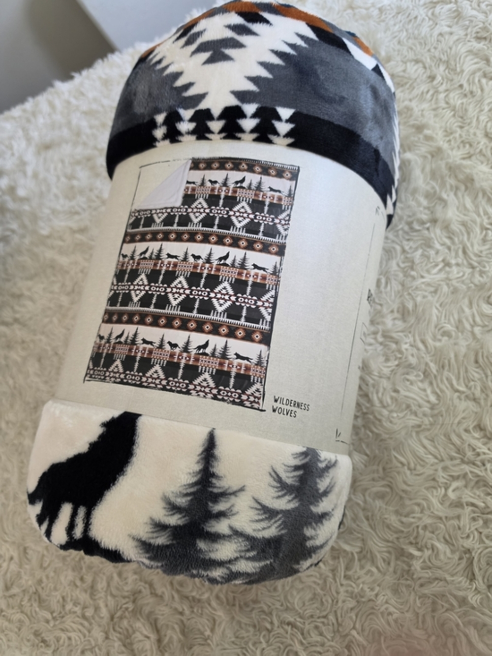 Wilderness Wolves Plush Throw Blanket - Gray, White‎ & Black